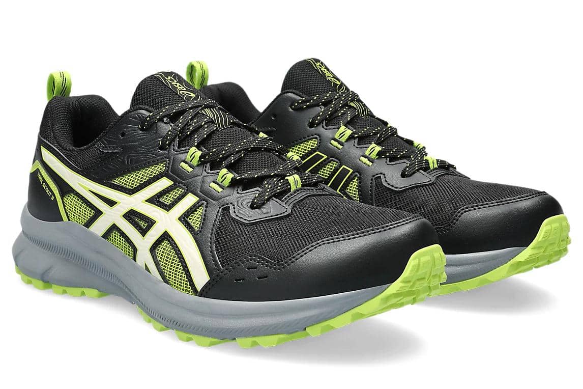 foto sepatu lari pria untuk medan berbatu 