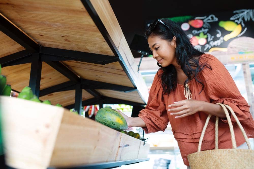 ilustrasi perempuan belanja