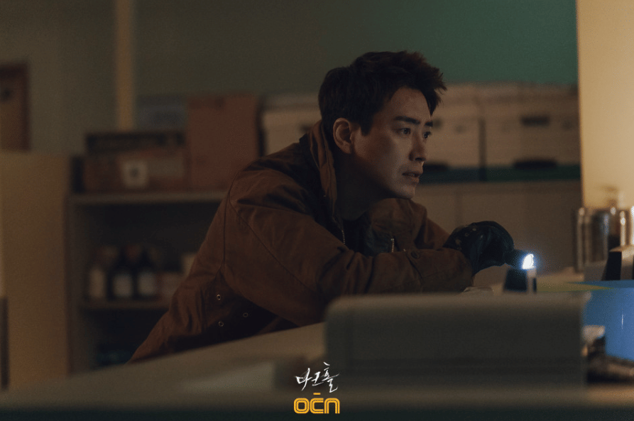 Lee Jun Hyuk di drama Dark Hole