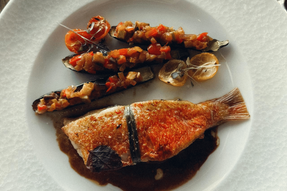 ilustrasi ikan mullet merah isi ratatouille