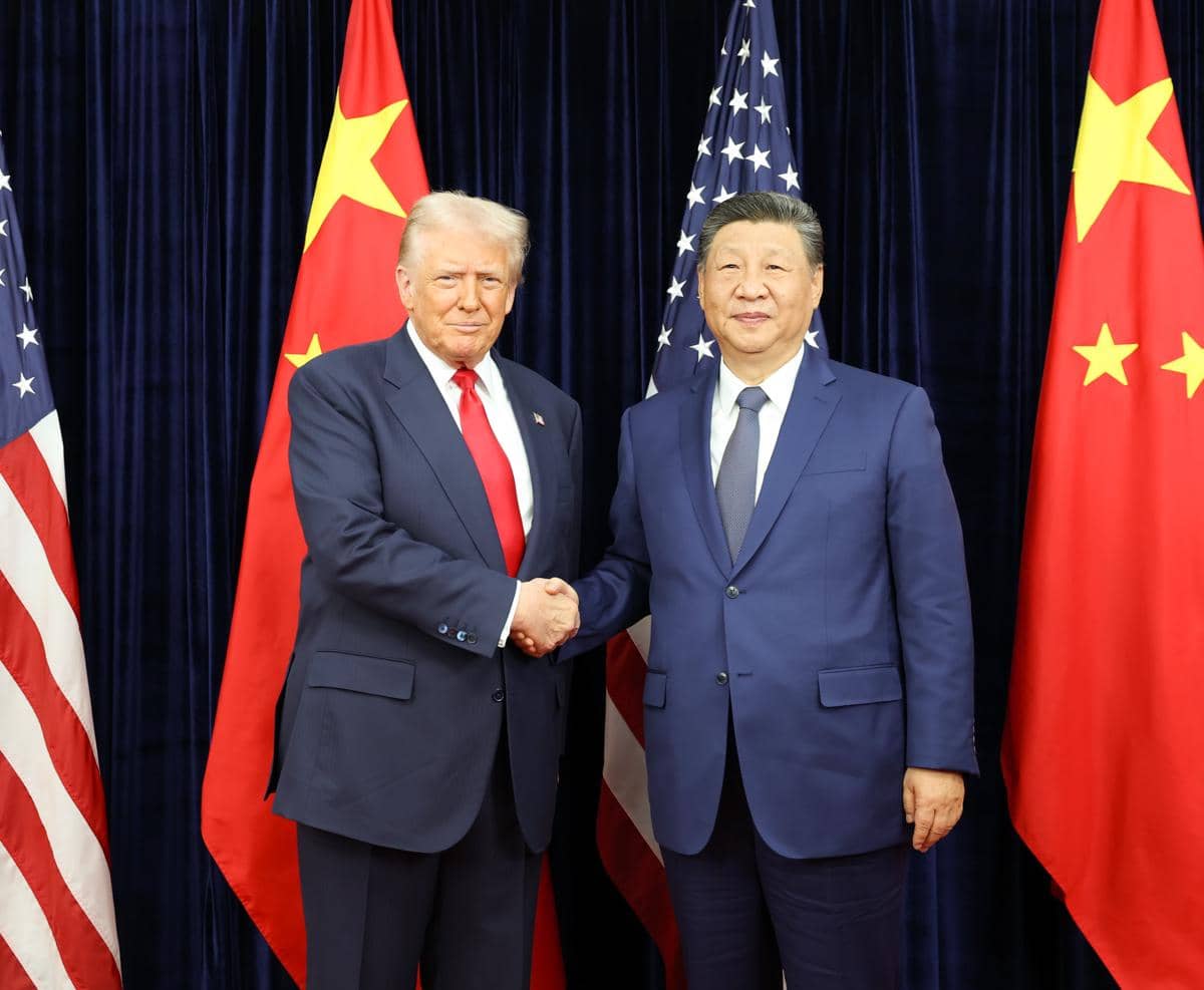 Presiden China Xi Jinping (kanan) saat bertemu dengan Presiden AS Donald Trump di sela-sela KTT APEC di Busan, Korsel, pada 30 Oktober 2025. (x.com/SpoxCHN_MaoNing)