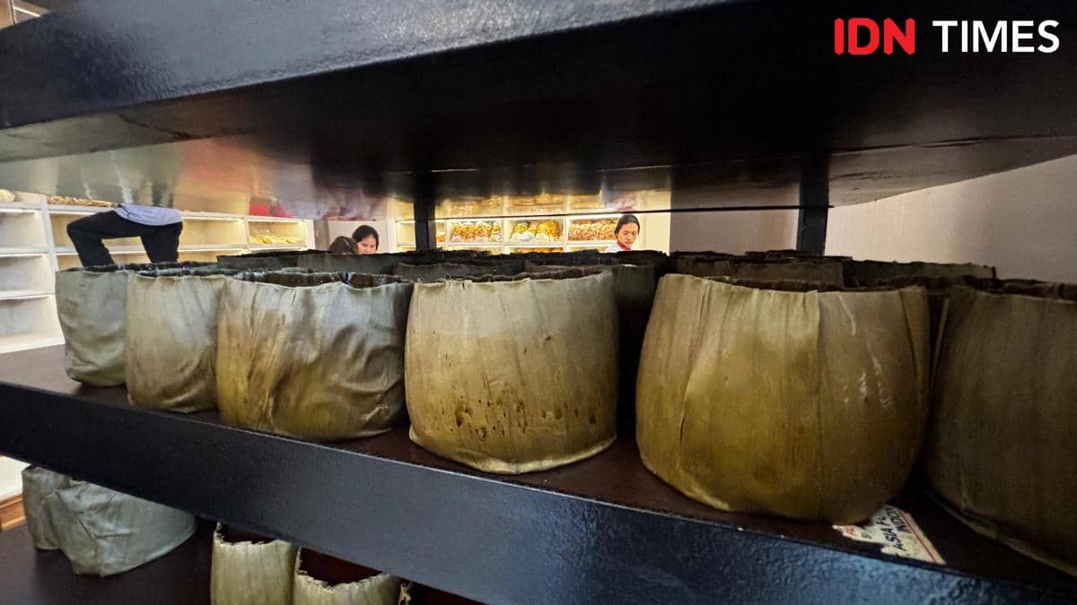 Proses Pembuatan Kue Bakul di Toko Kue Phin Phin Jalan Dewa Ruci Medan (Mangara Wahyudi)