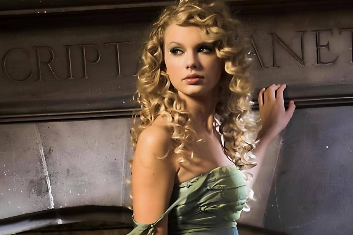 Taylor Swift dalam MV Teardrops On My Guitar.