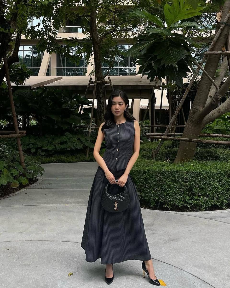 potret ide casual outfit pakai vest ala Goy Arachaporn