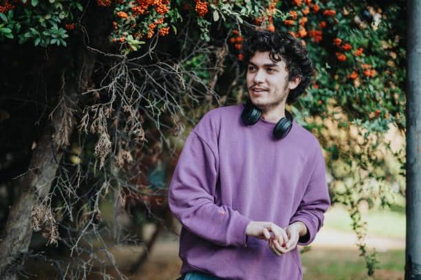 ilustrasi pria memakai crewneck 