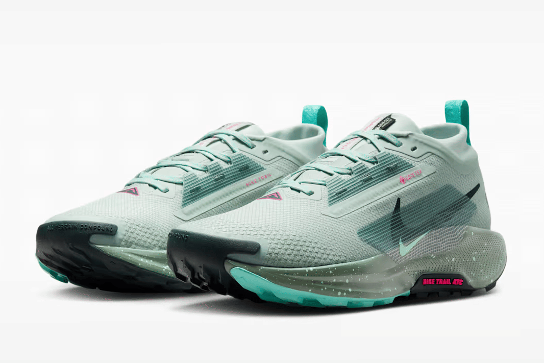 foto sepatu lari pria untuk medan berbatu 