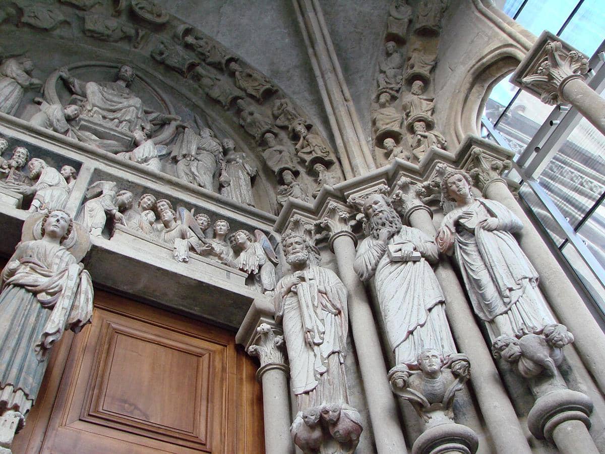 potret pintu masuk samping katedral dengan ornamen pahatan khas gaya Gotik