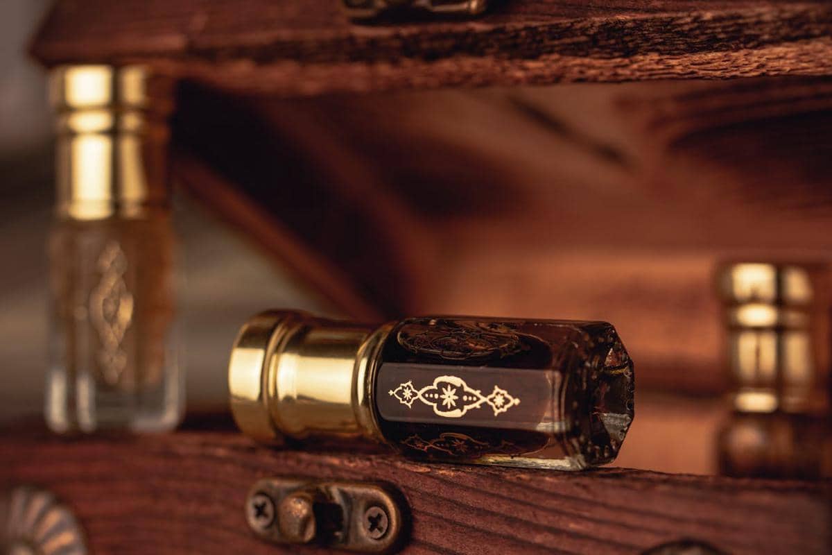 ilustrasi parfum cokelat