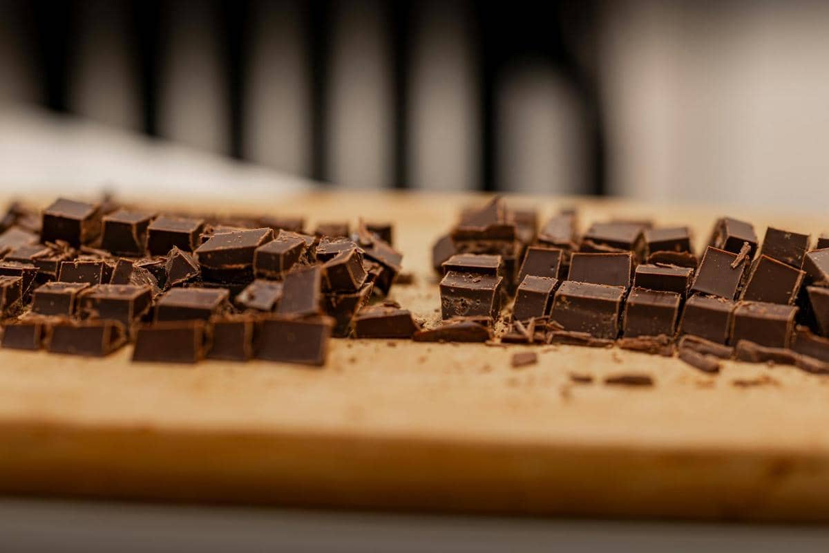 ilustrasi cokelat cincang untuk adonan kue 