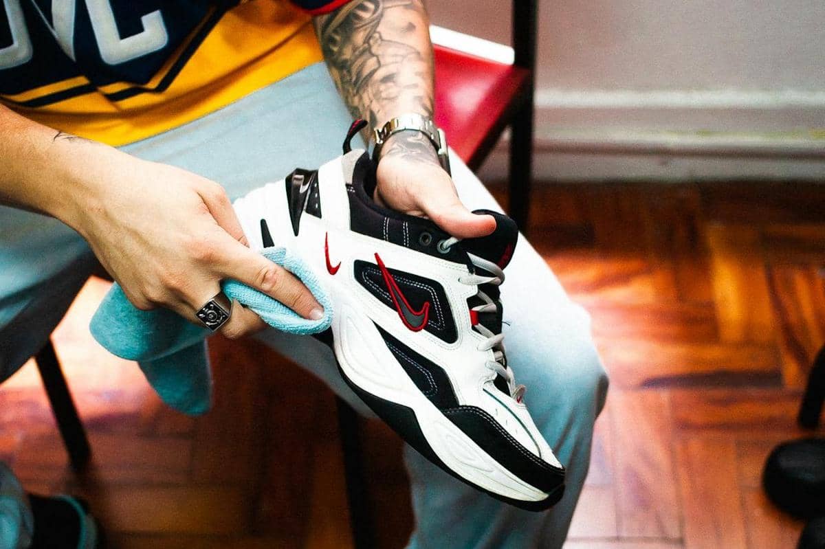 ilustrasi membersihkan sepatu 