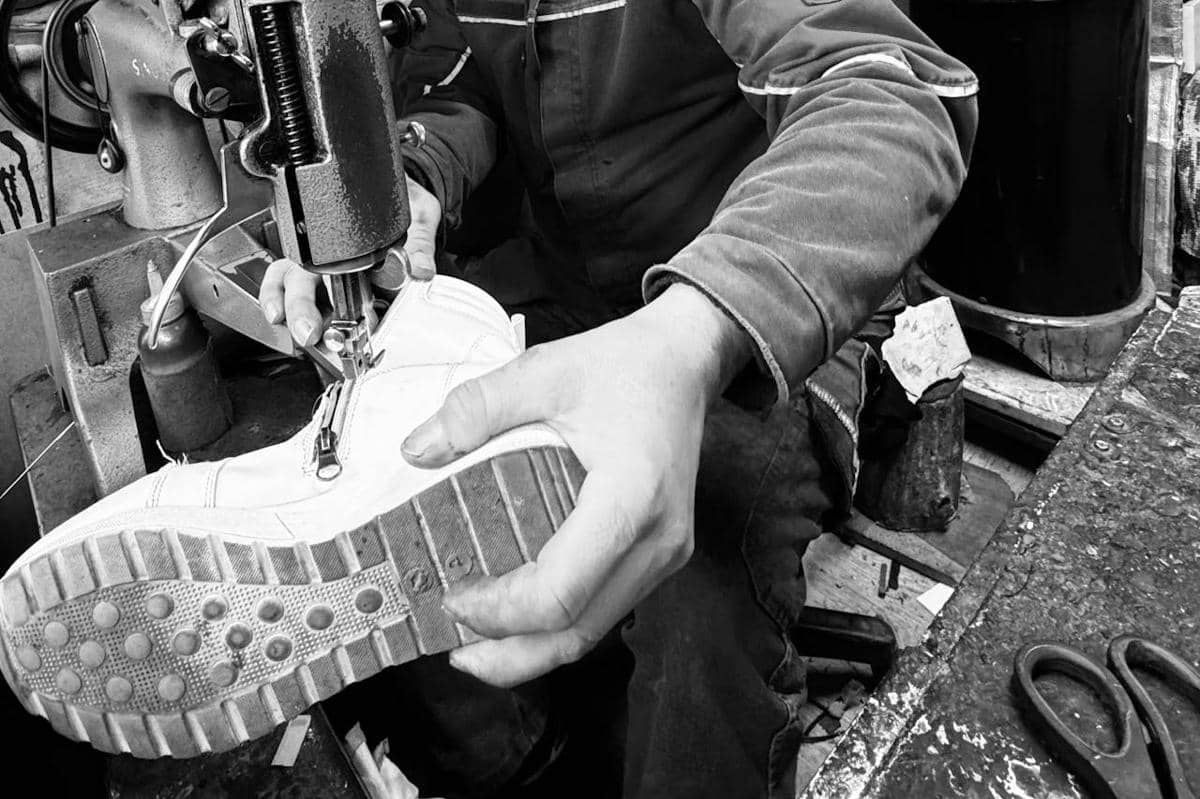 ilustrasi penggantian ritsleting sepatu 