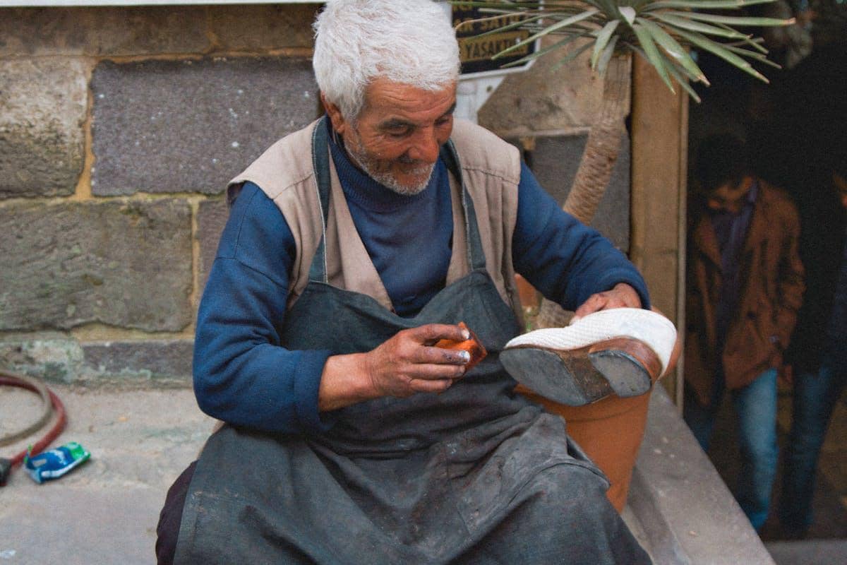 ilustrasi layanan sepatu reparasi 