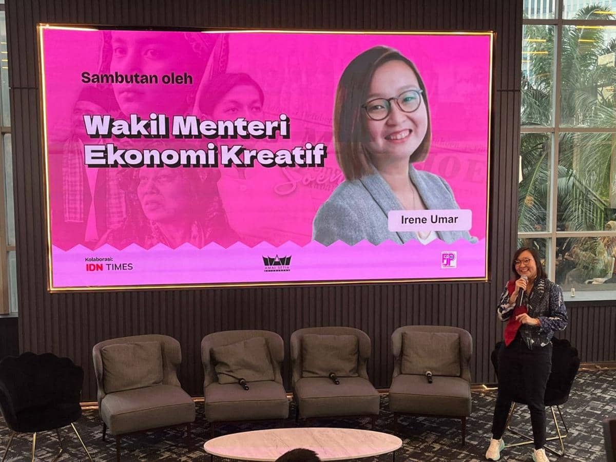 Wakil Menteri Ekonomi Kreatif, Irene Umar sedang memberi kata sambutan di acara 3 Wajah Roehana Koeddoes yang digelar di IDN pada Jumat 6 Februari 2026 (IDN Times/Novaya)