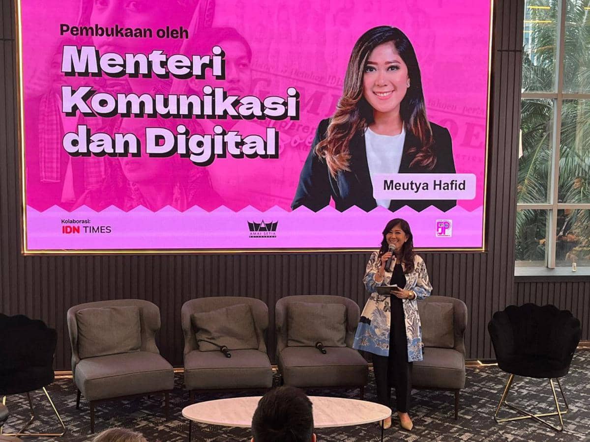 Menteri Komunikasi dan Digital, Meutya Hafid, sedang memberi kata sambutan di acara 3 Wajah Roehana Koeddoes yang digelar di IDN pada Jumat 6 Februari 2026 (IDN Times/Novaya)