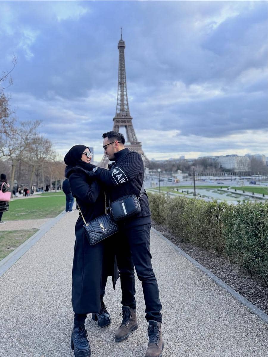 Janita Janet dan suami jalan-jalan di Paris