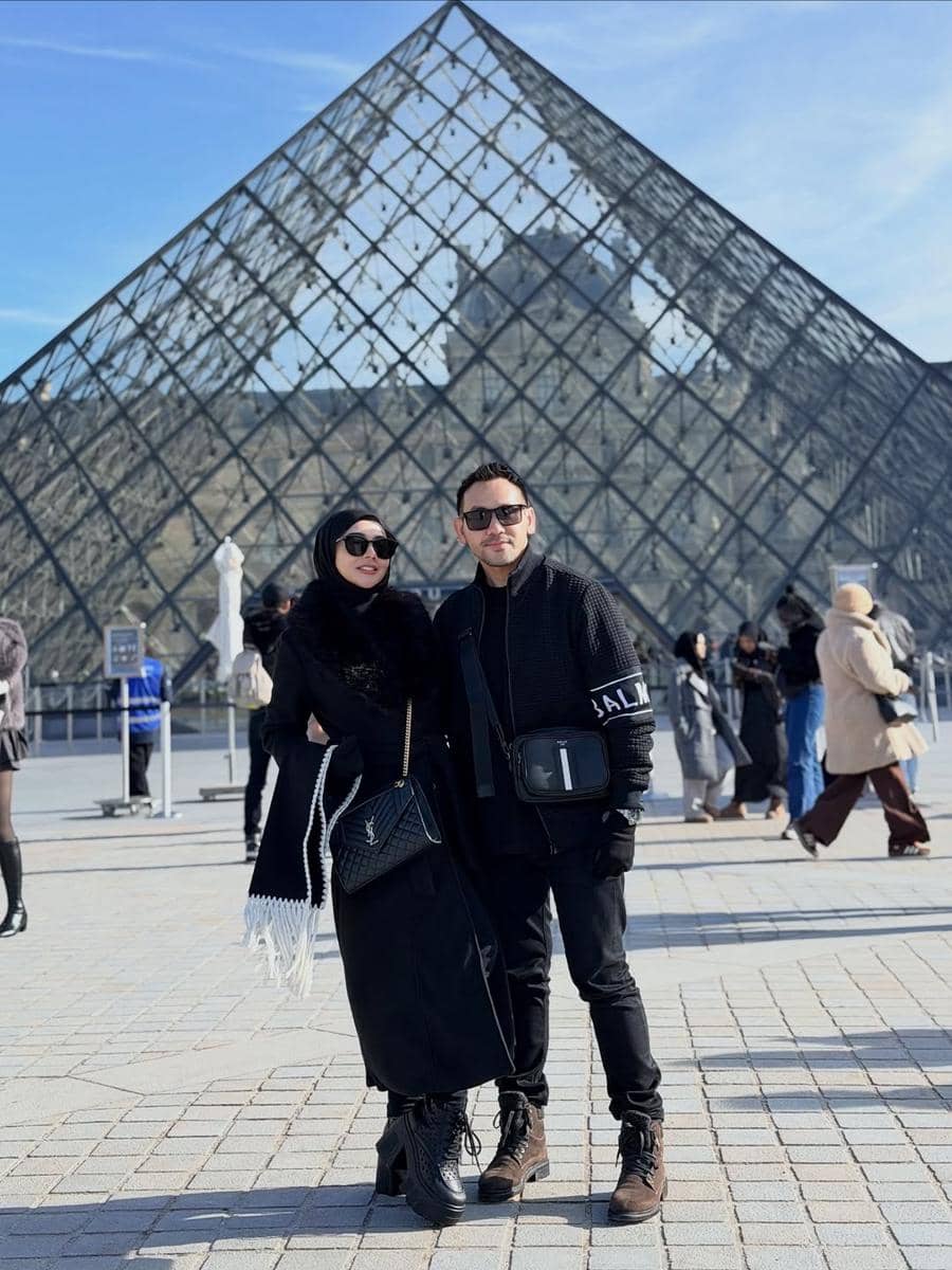 Janita Janet dan suami jalan-jalan di Paris