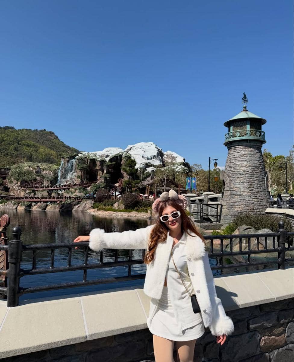 Sarah Keihl dan sahabat ke Disneyland Shanghai