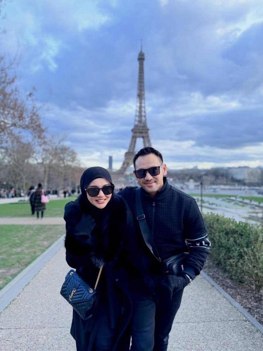 Janita Janet dan suami jalan-jalan di Paris