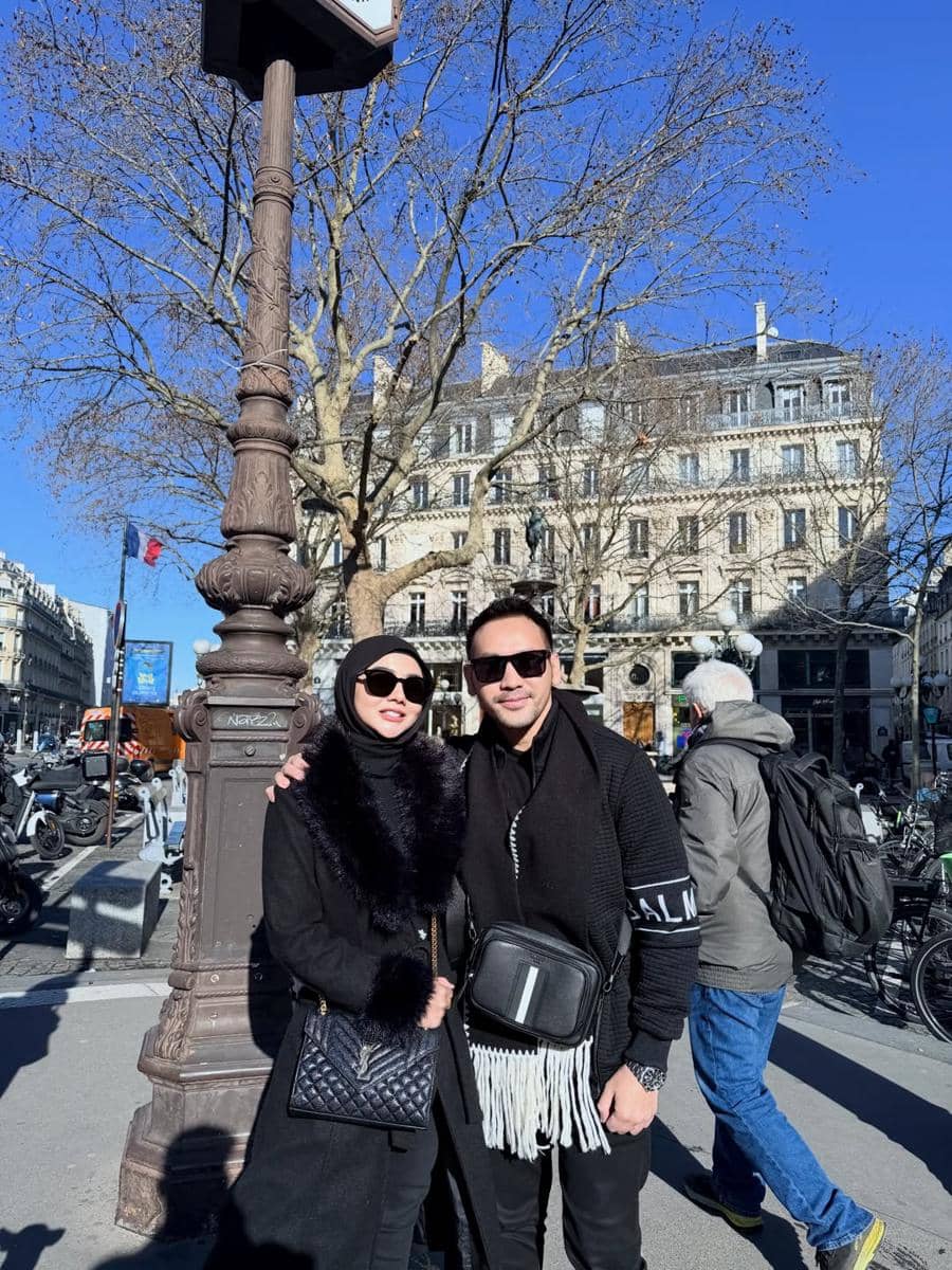 Janita Janet dan suami jalan-jalan di Paris