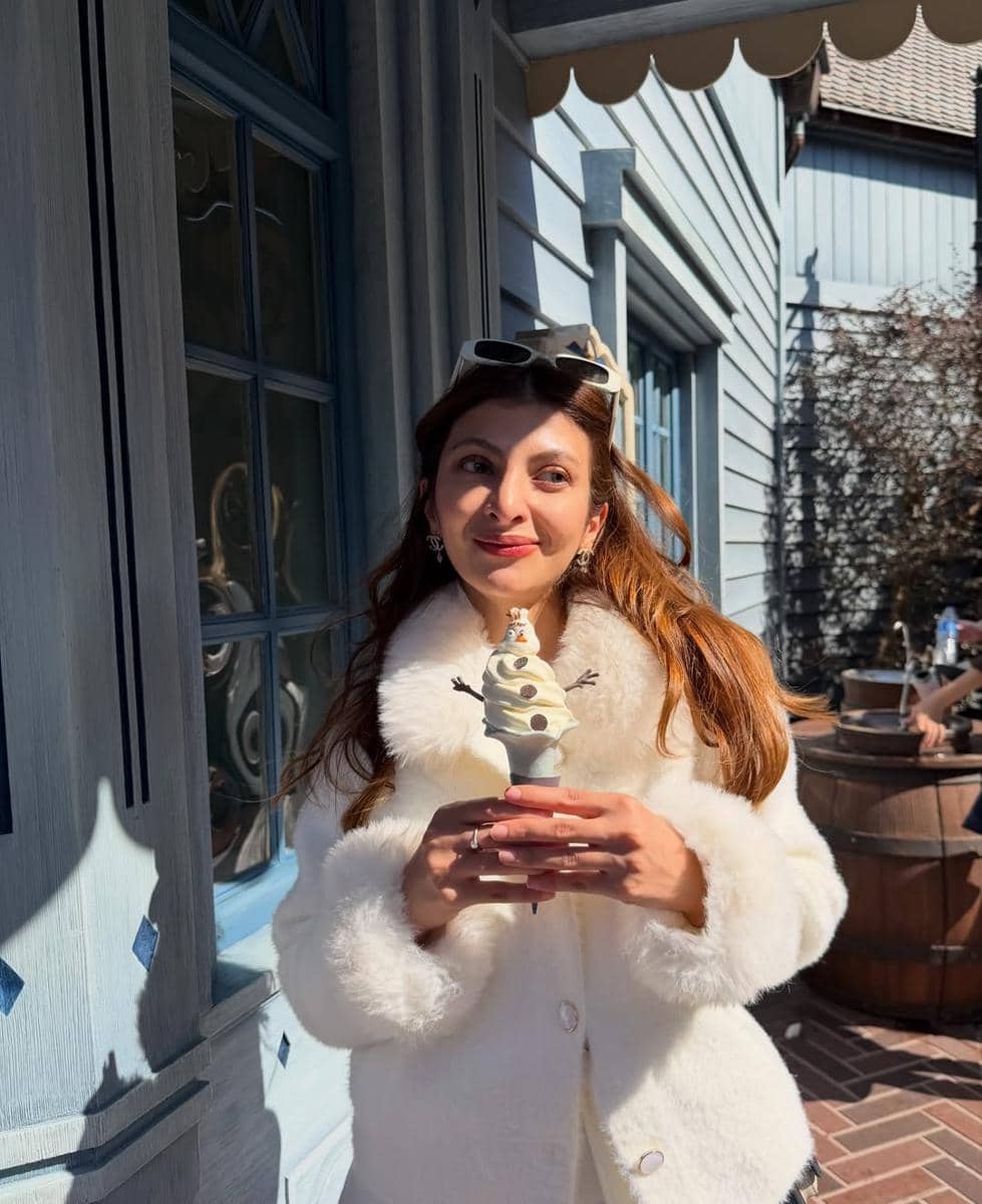 Sarah Keihl dan sahabat ke Disneyland Shanghai