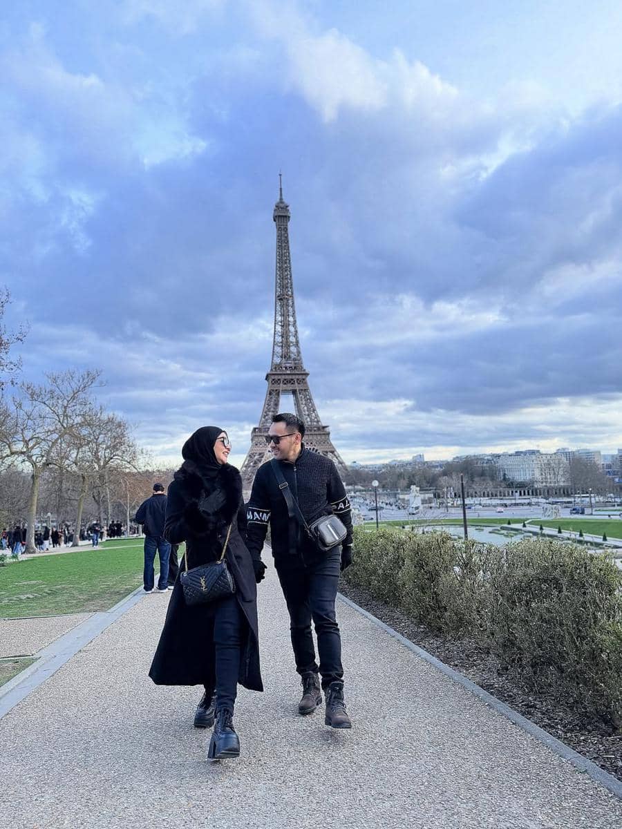Janita Janet dan suami jalan-jalan di Paris