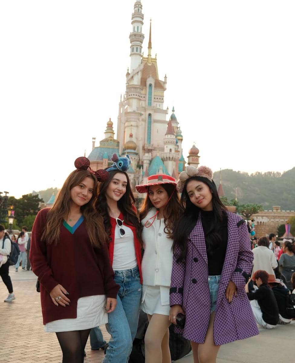 Sarah Keihl dan sahabat ke Disneyland Shanghai