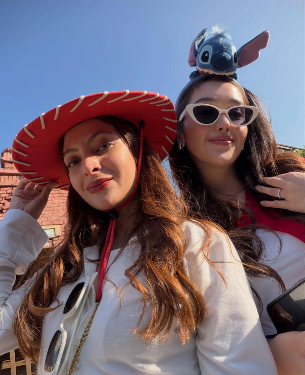 Sarah Keihl dan sahabat ke Disneyland Shanghai