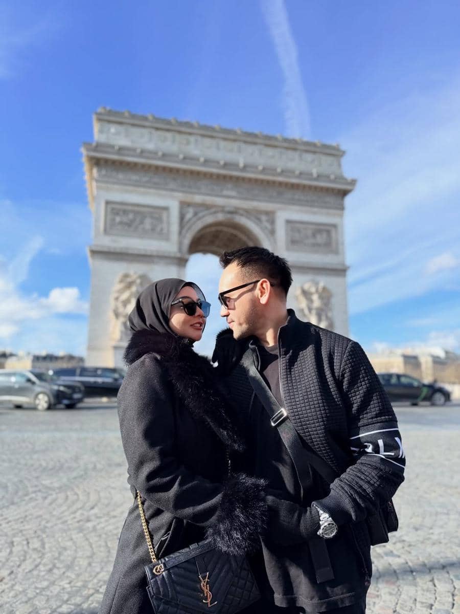 Janita Janet dan suami jalan-jalan di Paris