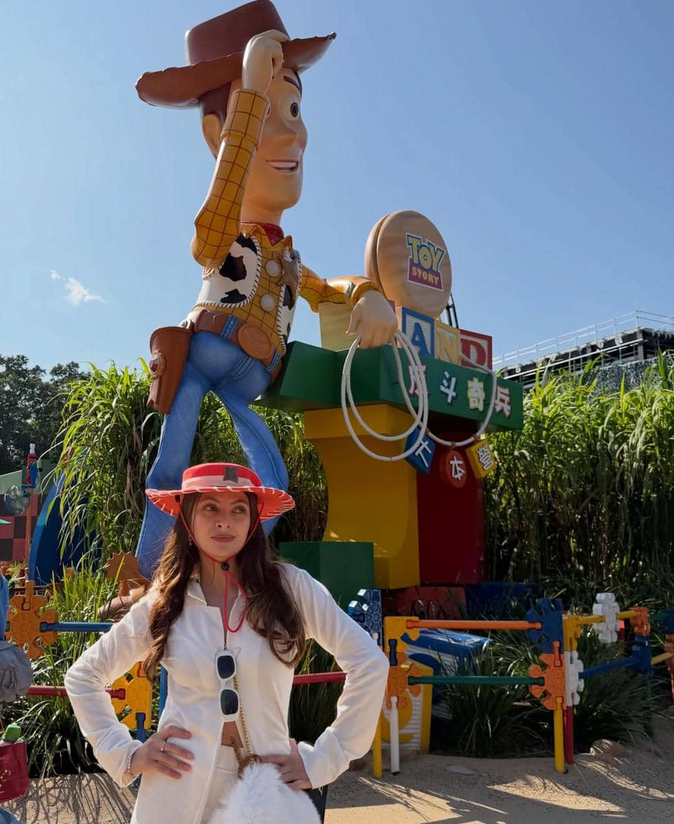 Sarah Keihl dan sahabat ke Disneyland Shanghai