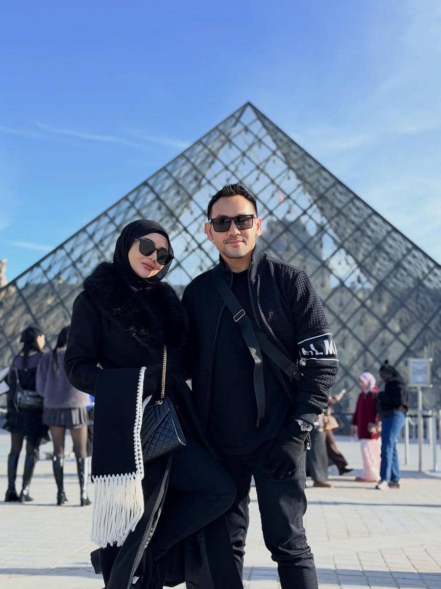 Janita Janet dan suami jalan-jalan di Paris