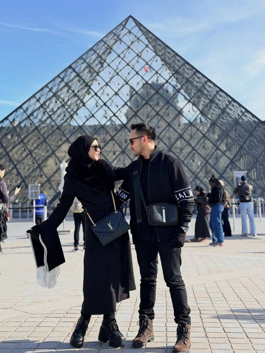 Janita Janet dan suami jalan-jalan di Paris