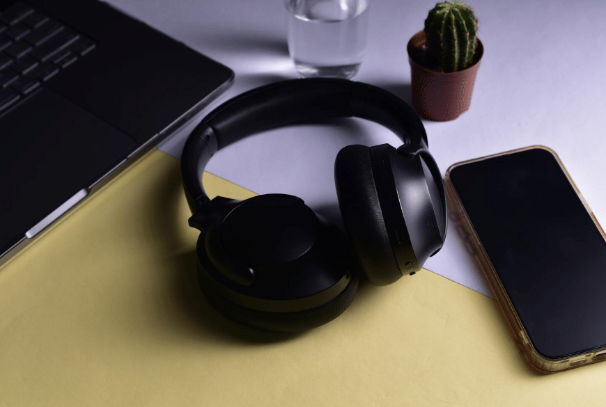 ilustrasi headphone dan ponsel