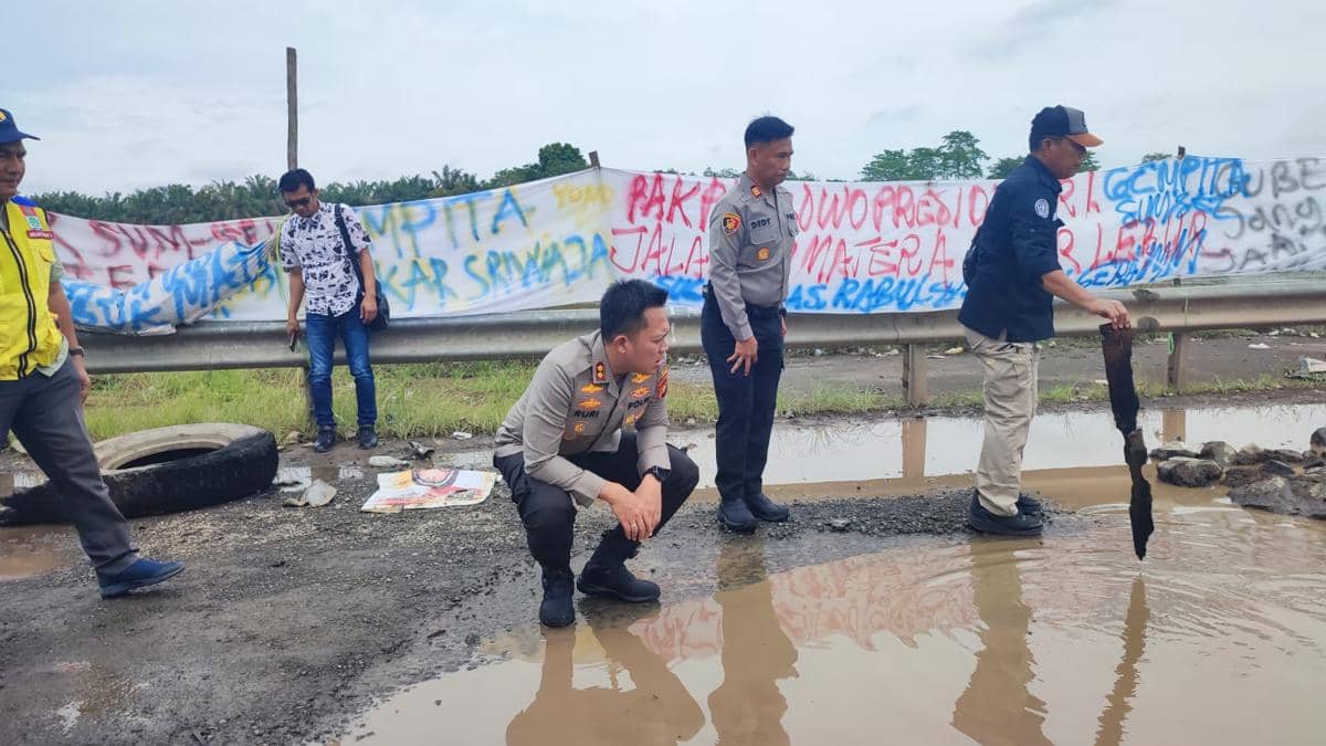 Kapolres Muba saat meninjau kondisi Jalinsum Sekayu–Lubuk Linggau yang rusak parah. (Dok. IDN Times)