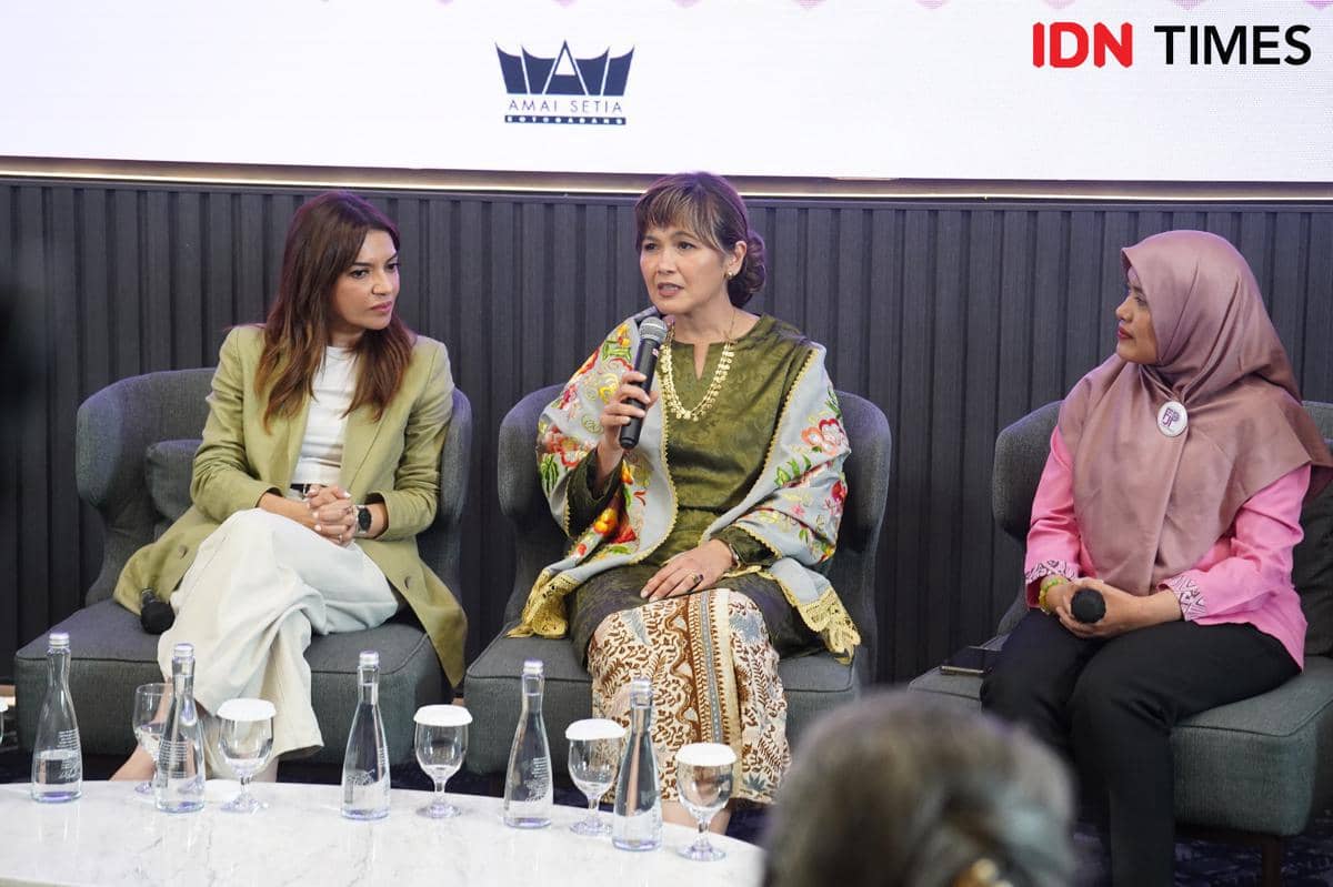 Ketua Yayasan Amai Setia bersama Najwa Shihab dan Khairiah Lubis di acara diskusi "3 Wajah Roehana Koeddoes: Pahlawan Nasional, Jurnalis Perempuan Pertama di Indonesia" yang digelar IDN Times bekerja sama dengan Yayasan Amai Setia dan (FJPI) (IDN Times/Krisna)