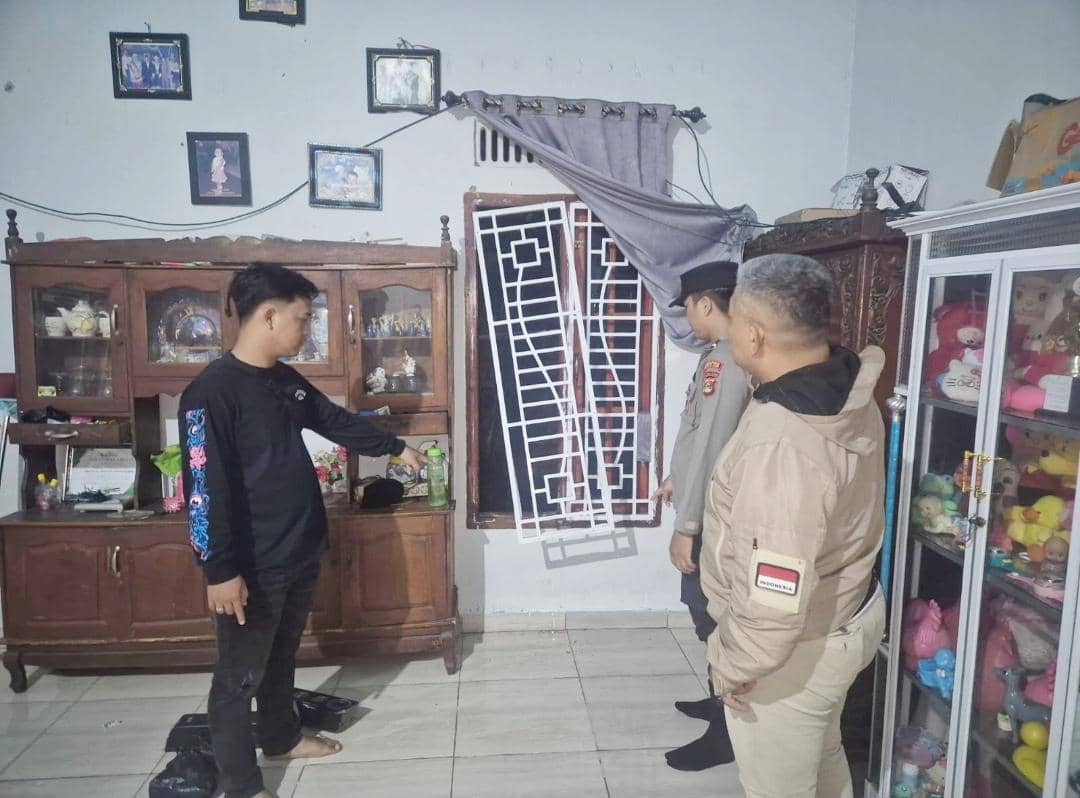 Polisi melakukan olah TKP kasus pencurian emas di Ogan Ilir. (Dok. Polres Ogan Ilir)