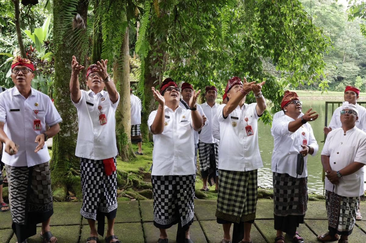Pemkab Tabanan melaksanakan persembahayangan hari raya Tumpek Uye, Sabtu (7/2/2026) 