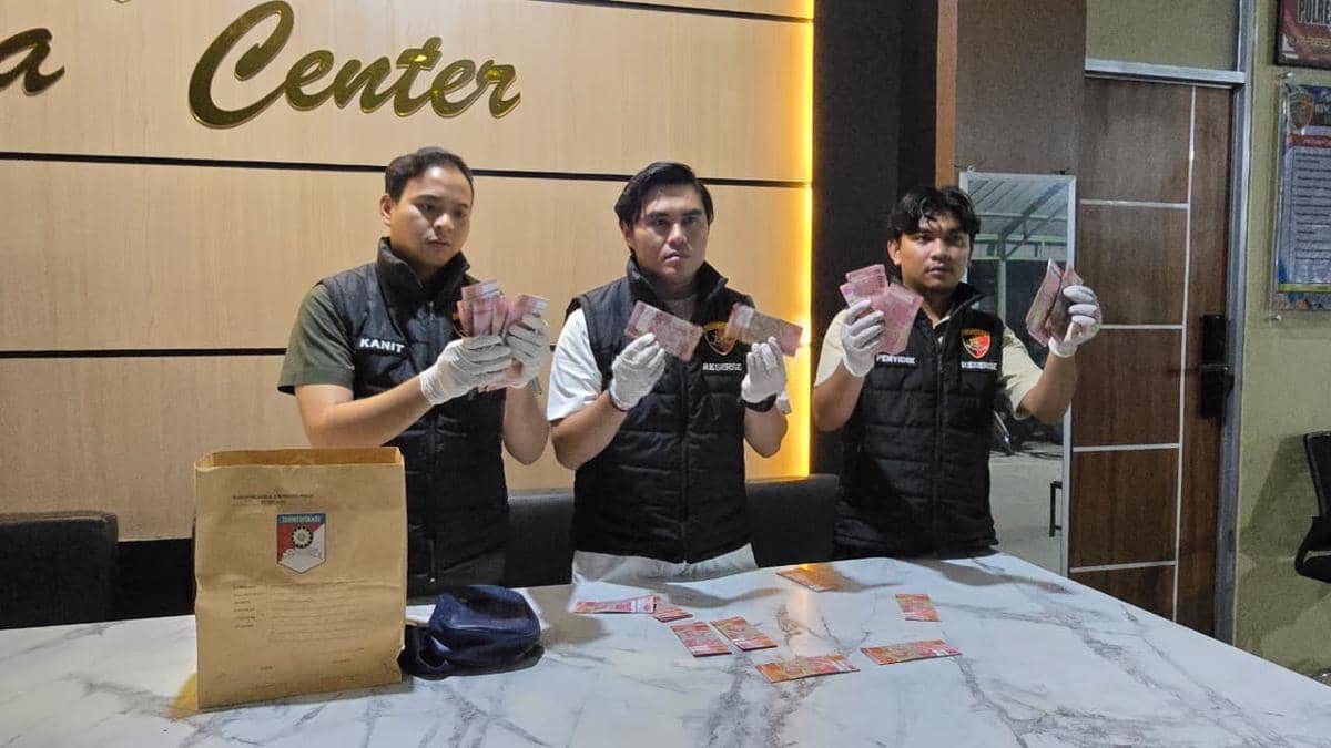 Polisi ungkap kasus peredaran uang palsu. 