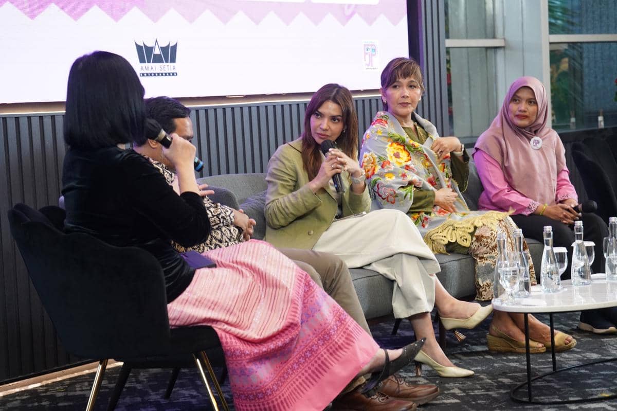 Founder Narasi Najwa Shihab bersama pembicara lainnya di acara diskusi "3 Wajah Roehana Koeddoes: Pahlawan Nasional, Jurnalis Perempuan Pertama di Indonesia" yang digelar IDN Times bekerja sama dengan Yayasan Amai Setia dan (FJPI) (IDN Times/Krisna)