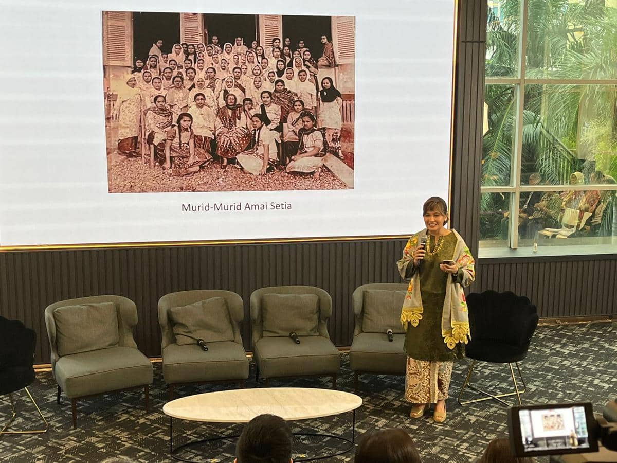 Ketua Yayasan Amai Setia, Trini Tambu sedang memberi kata sambutan di acara 3 Wajah Roehana Koeddoes yang digelar di IDN pada Jumat 6 Februari 2026 
