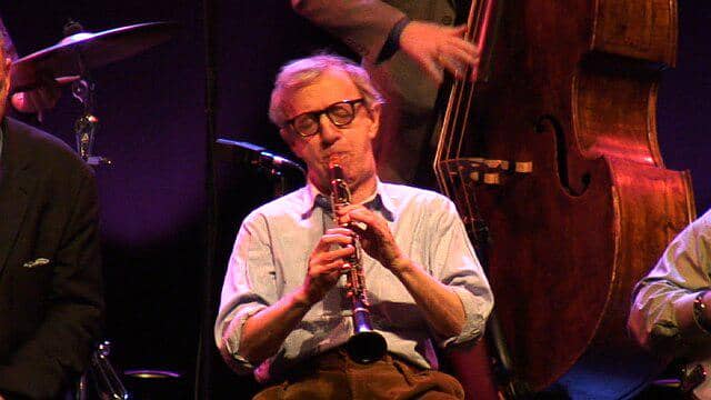 Woody Allen di konser jazz di Lisbon, Portugal ( Ilya Mauter, CC BY 3.0, via Wikimedia Commons)
