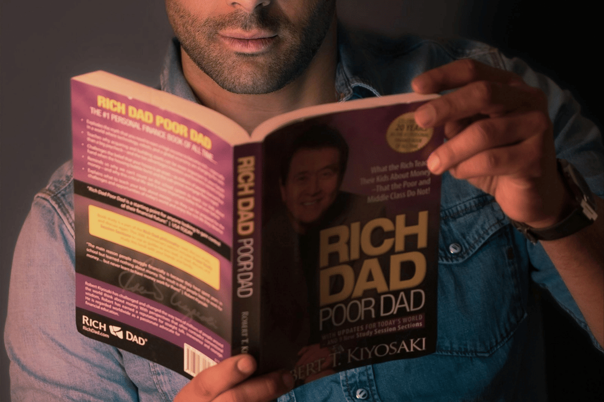 Poin Penting dari Buku Rich Dad Poor Dad yang Perlu Dikritisi Gen Z