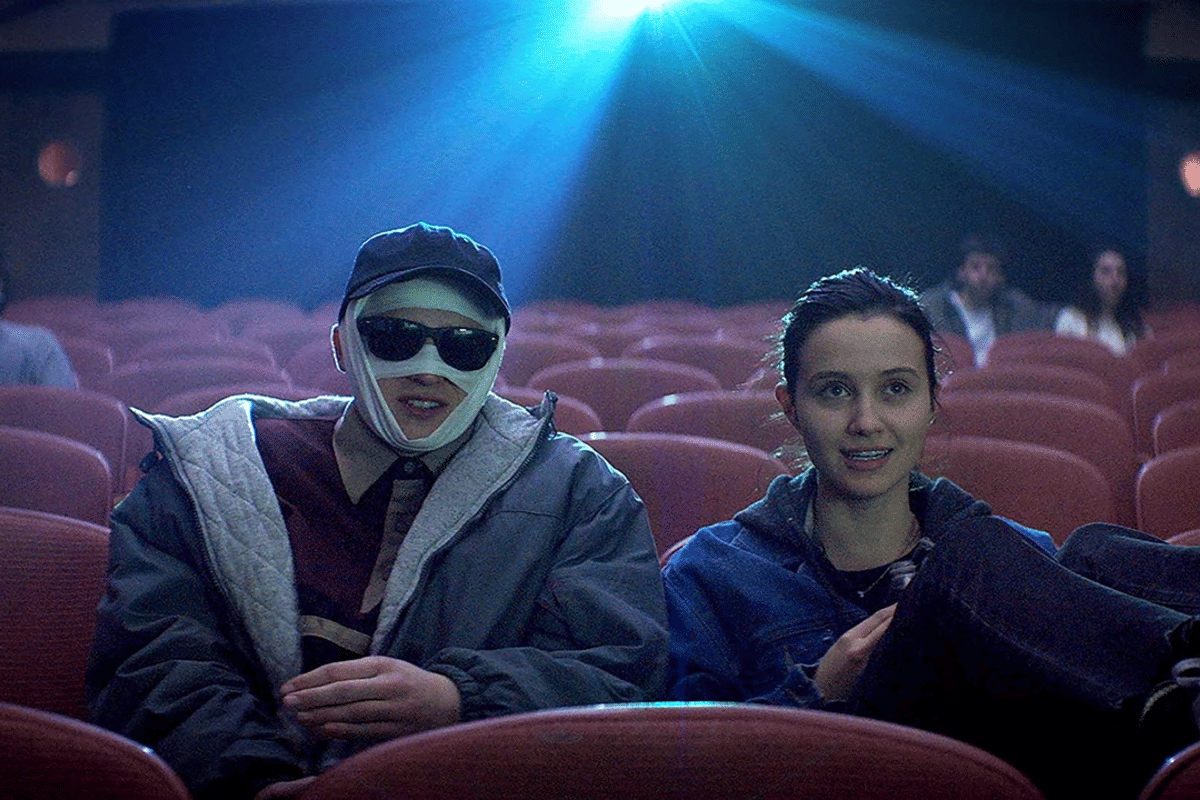 Max dan Alex dalam salah satu adegan Looks That Kill 