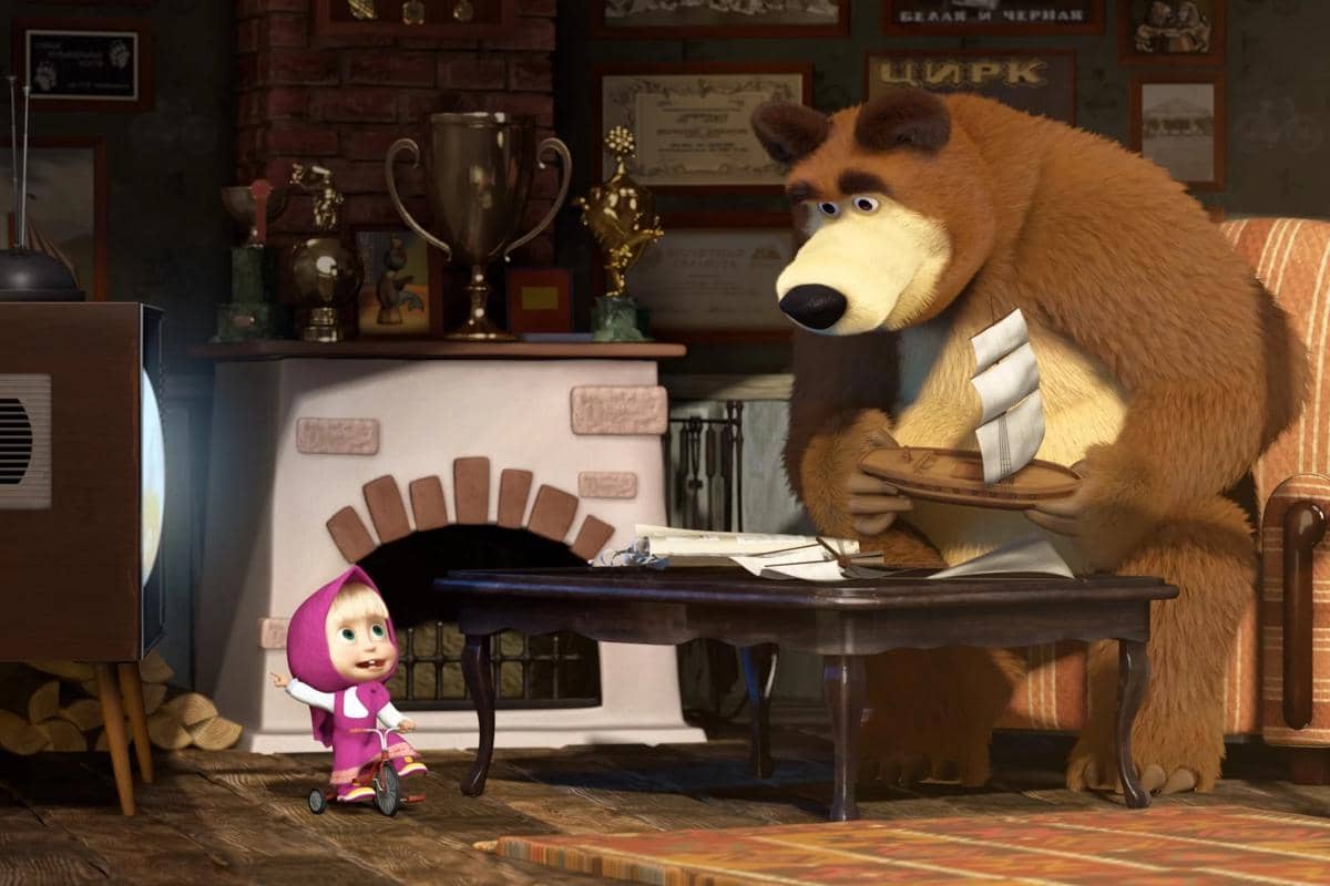 Masha meminta dibuatkan sekolah oleh Bear usai melihat iklan tentang sekolah di televisi