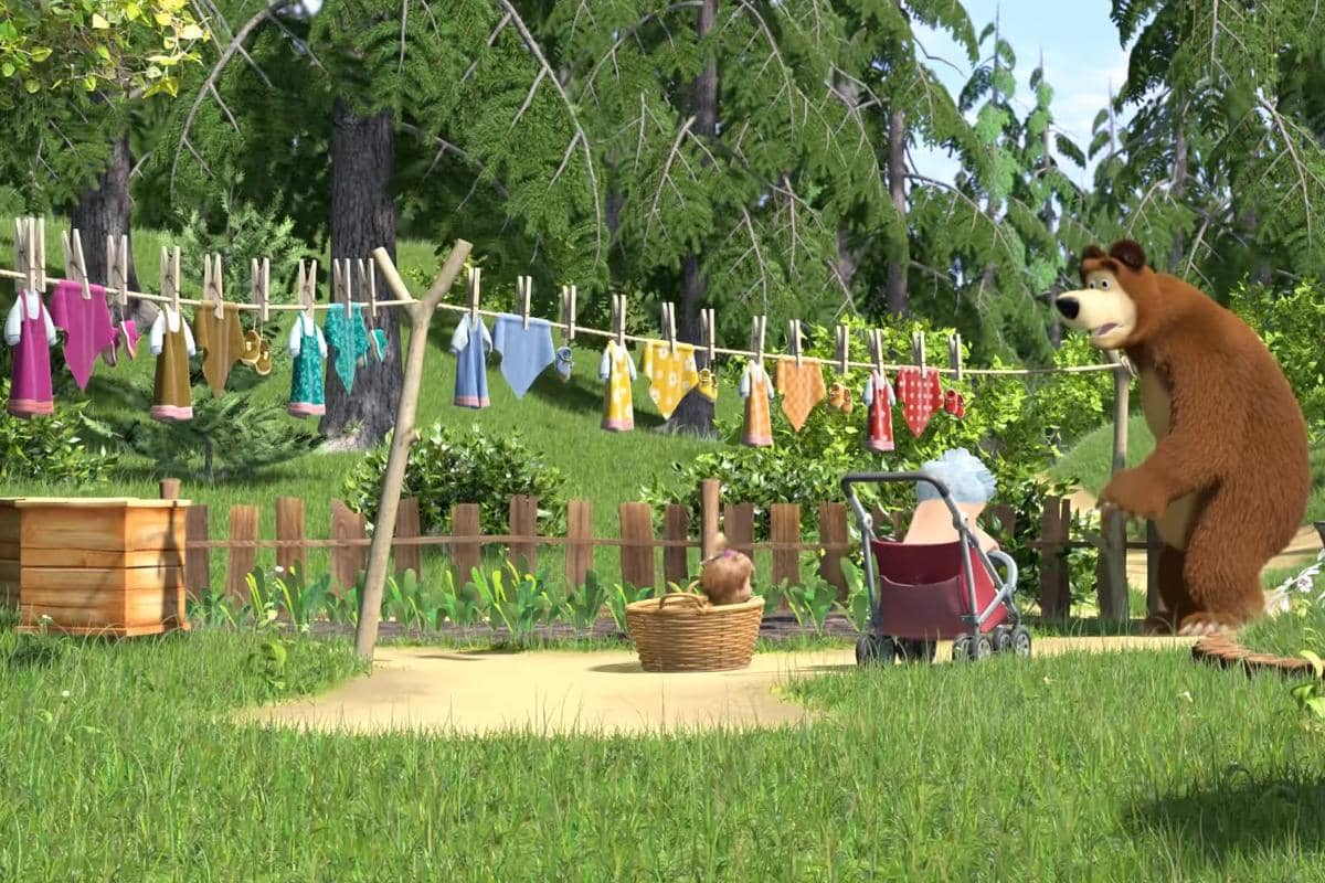 Bear tetap sabar dalam mengurus Masha yang kelewatan bandel karena terus mengotori pakaian dan tubuhnya