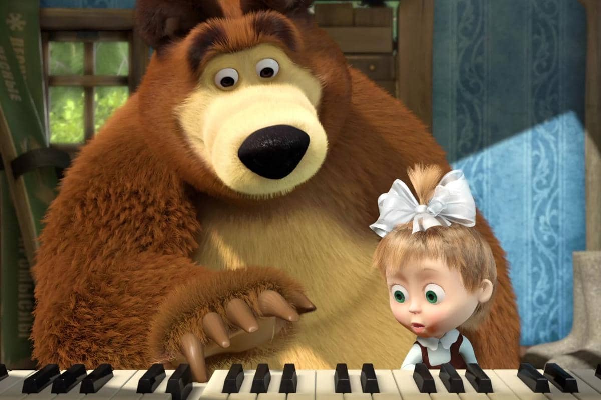 Bear rela mengesampingkan kesenangan dirinya demi mengajari Masha cara bermain piano