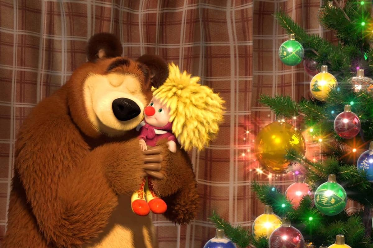 Masha hadir selayaknya peri kecil penyelamat Bear dari kemurungan di Hari Natal