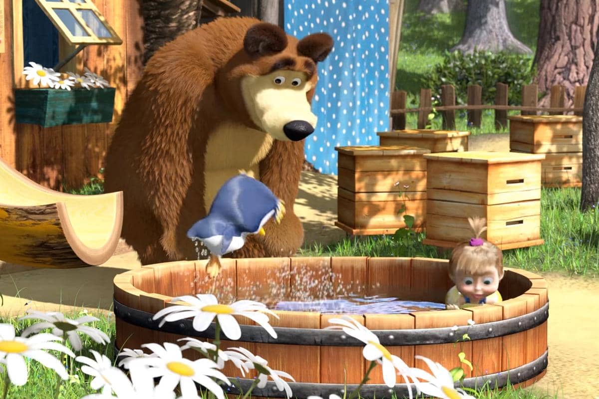 Bear berusaha merawat penguin kecil sampai ia mandiri