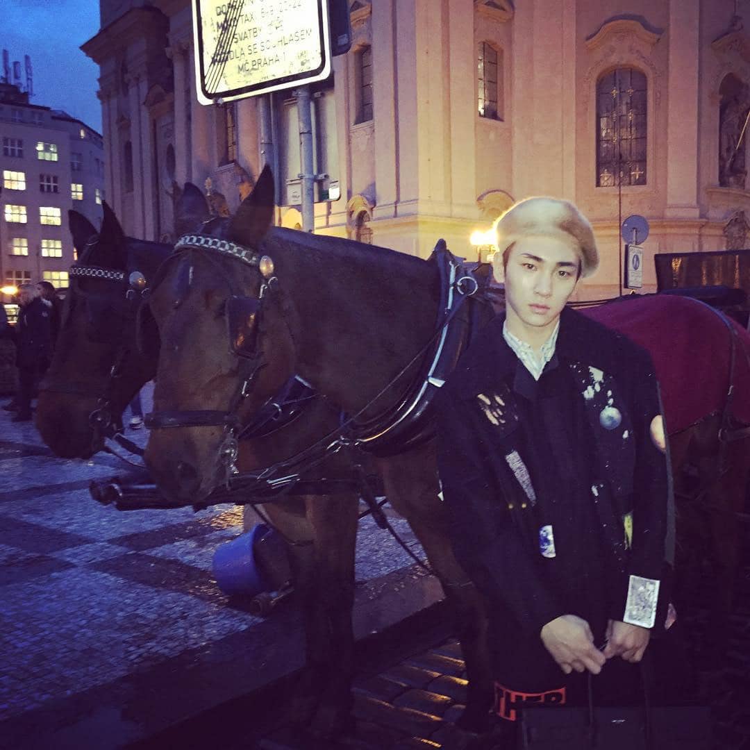 Potret Key SHINee di Old Town Praha