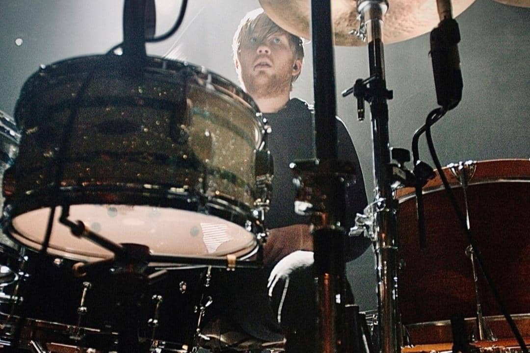 Bob Bryar di atas panggung