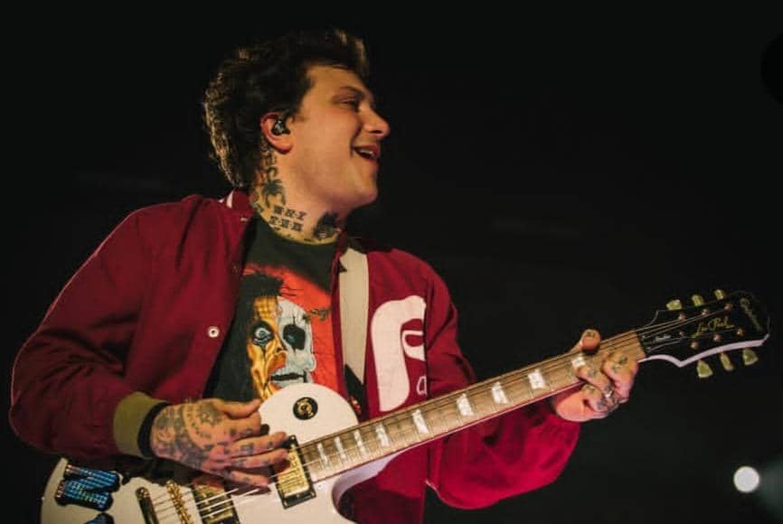 Frank Iero di atas panggung